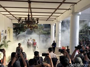 Massa Tolak UU TNI di DPRD DIY Rusuh: Bakar Sampah-Sulut Petasan Massa Tolak UU TNI di DPRD DIY Rusuh: Bakar Sampah-Sulut Petasan