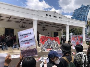 Massa Berbaju Hitam Geruduk Gedung DPRD DIY Tolak UU TNI Massa Berbaju Hitam Geruduk Gedung DPRD DIY Tolak UU TNI