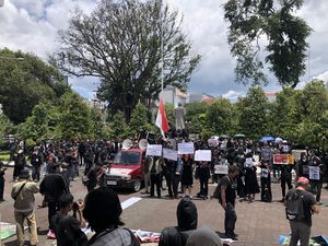 Massa Jogja Memanggil Geruduk Gedung DPRD DIY Tolak UU TNI Massa Jogja Memanggil Geruduk Gedung DPRD DIY Tolak UU TNI