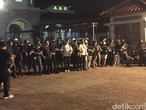 Massa Demo Tolak UU TNI Bertahan di DPRD DIY, Polisi Beri Waktu Sejam