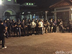 Massa Demo Tolak UU TNI Bertahan di DPRD DIY, Polisi Beri Waktu Sejam