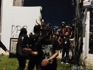 Massa Tolak RUU TNI Jebol Pagar Depan Gedung DPR Massa Tolak RUU TNI Jebol Pagar Depan Gedung DPR