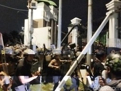 Video: Polisi Pukul Mundur Massa Demo Depan DPR dengan Water Cannon