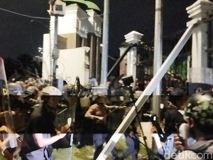 Video: Polisi Pukul Mundur Massa Demo Depan DPR dengan Water Cannon Video: Polisi Pukul Mundur Massa Demo Depan DPR dengan Water Cannon