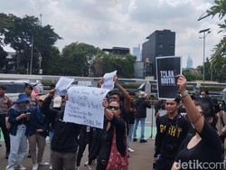 Massa Aksi di Depan DPR: Banyak Pasal Bermasalah di RUU TNI