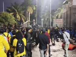 Massa Aksi Tolak RUU TNI Masih Bertahan di Depan DPR