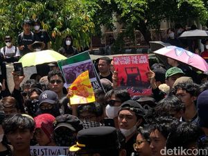 Sederet Tuntutan Massa Aliansi Jogja Memanggil Tolak UU TNI di DPRD DIY Sederet Tuntutan Massa Aliansi Jogja Memanggil Tolak UU TNI di DPRD DIY