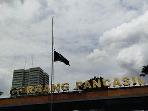 Massa Tolak RUU TNI di DPR Kibarkan Bendera Indonesia Gelap Setengah Tiang