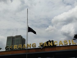 Massa Tolak RUU TNI di DPR Kibarkan Bendera Indonesia Gelap Setengah Tiang