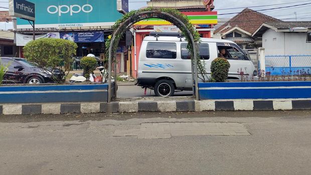 Paving block digunakan untuk perbaiki jalan rusak di Lebak (Fathul/detikcom)