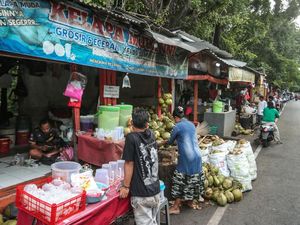 Berkah Ramadan, Penjualan Kelapa Muda Naik 2x Lipat Berkah Ramadan, Penjualan Kelapa Muda Naik 2x Lipat
