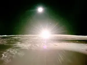 Foto Spektakuler Matahari Terbenam di Bulan Terekam Blue Ghost