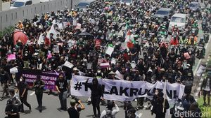 Penampakan Massa Aksi Tolak RUU TNI di Gedung DPR