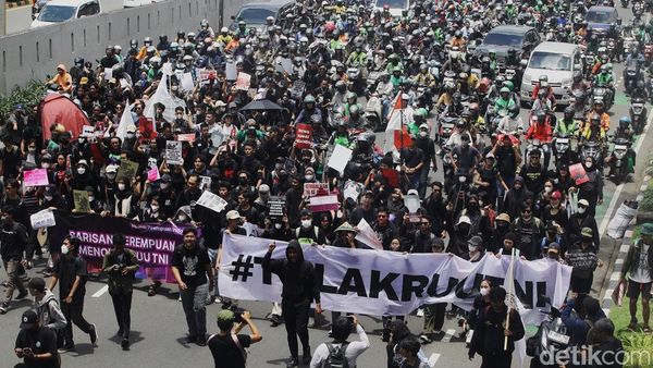 Penampakan Massa Aksi Tolak RUU TNI di Gedung DPR