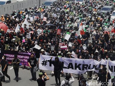 Penampakan Massa Aksi Tolak RUU TNI di Gedung DPR