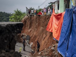 Jalan Pinggir Tol Jatingaleh Semarang Ambles Berujung Belasan Warga Mengungsi