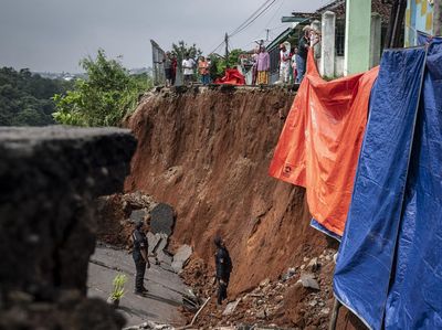 Penampakan Tanah Longsor Dekat Tol Tanjungmas-Srondol