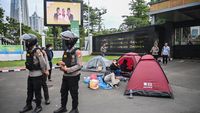 Pendemo Dirikan Tenda di Depan Gedung DPR
