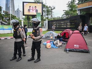Pendemo Dirikan Tenda di Depan Gedung DPR