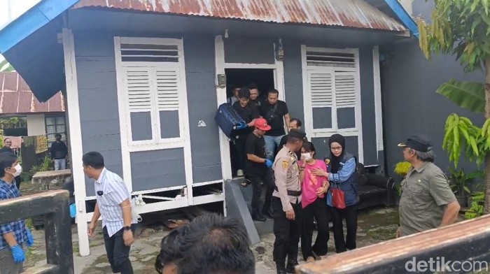 Polisi mengamankan satu koper usai menggeledah rumah warga terkait permasalahan pembunuhan Feni Ere di Palopo.