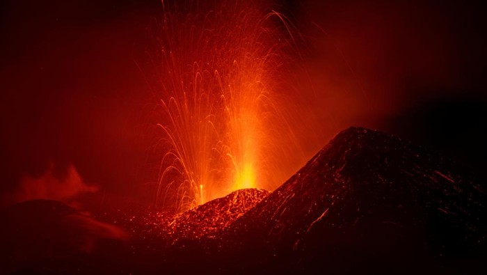Lava rises from Mount Etna, Italy March 20, 2025.  REUTERS/Etna Walk/Marco Restivo TPX IMAGES OF THE DAY Pohon Tahu Tanda Gunung