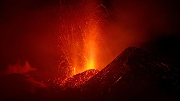 Potret Letusan Gunung Etna Terangi Langit Italia