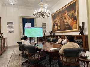 Momen Prabowo Nobar Timnas Lawan Australia di Istana Momen Prabowo Nobar Timnas Lawan Australia di Istana