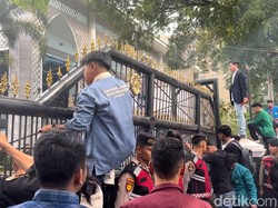 Puluhan Mahasiswa Bakar Ban di DPRD Sumut, Minta Erick Thohir Dipecat