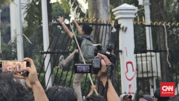 Rusuh massa sksi terkait Revisi UU TNI di depan kompleks Parlemen DPR di Jakarta, Kamis (20/3/2025).