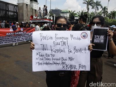 Saat Massa yang Menolak Beraksi di Depan Pendukung Revisi UU TNI