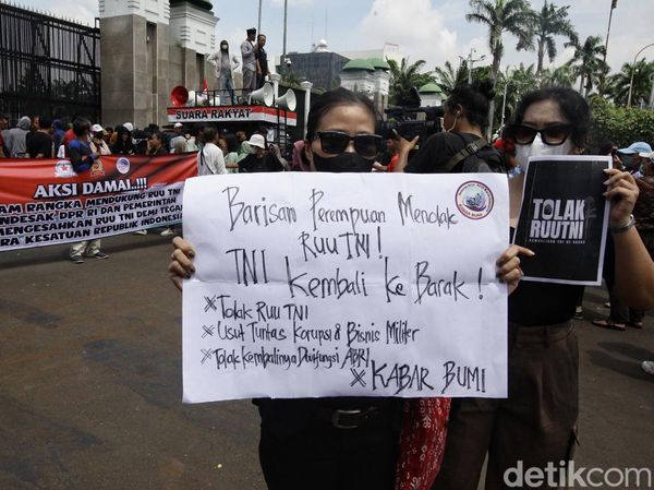 Saat Massa yang Menolak Beraksi di Depan Pendukung Revisi UU TNI