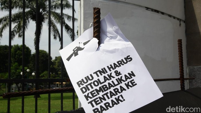 Saat dewan perwakilan rakyat RI gelar rapat peripurna akreditasi RUU TNI, sejumlah massa gelar unjuk rasa d depan gedung dewan perwakilan rakyat RI. Mereka menolak revisi UU TNI.