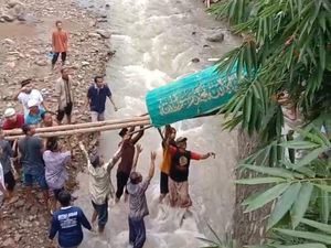 Warga Desa Ponorogo Seberangkan Keranda Pakai Bambu gegara Jembatan Rusak