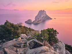 Geram dengan Overtourism, Warga Ibiza Blokir Akses ke Tempat Foto Viral