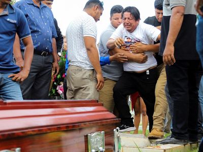 Suasana Duka Keluarga Korban Kecelakaan Pesawat di Honduras
