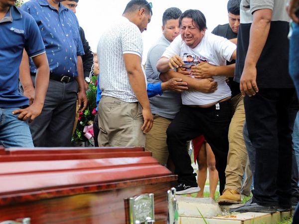 Suasana Duka Keluarga Korban Kecelakaan Pesawat di Honduras