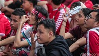 Timnas Indonesia sempat mendapat kesempatan untuk mencetak gol melalui tendangan penalti dari Kevin Diks namun sepakannya membentur mistar. Sementara itu Australia mengamuk dan menjebol gawang Timnas Indonesia dengan skor 3-0 hingga babak pertama usai.