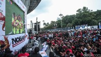 Suporter juga sempat menyanyikan lagu Indonesia Raya sebelum laga berlangsung.