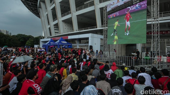Sejumlah suporter Timnas Indonesia menonton pertandingan bersama di Stadion Utama Gelora Bung Karno, Jakarta, Kamis (20/3/2025).