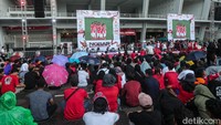Sejumlah suporter Timnas Indonesia menonton pertandingan bersama di Stadion Utama Gelora Bung Karno, Jakarta, Kamis (20/3/2025).