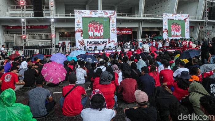Sejumlah suporter Timnas Indonesia menonton pertandingan bersama di Stadion Utama Gelora Bung Karno, Jakarta, Kamis (20/3/2025).