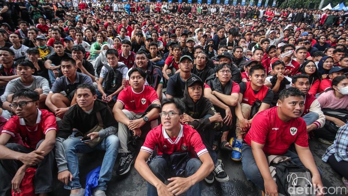 Sejumlah suporter Timnas Indonesia menonton pertandingan bersama di Stadion Utama Gelora Bung Karno, Jakarta, Kamis (20/3/2025).