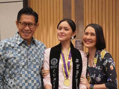 Selamat! Anak Becky Tumewu Lulus dari Fakultas Kedokteran Gigi