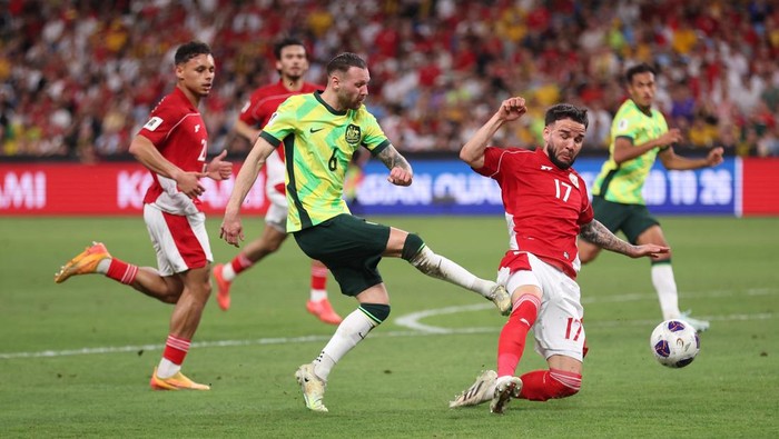 SYDNEY, AUSTRALIA - MARCH 20: Martin Boyle of Australia shoots during the round three FIFA 2026 World Cup AFC Asian Qualifier match between Australia Socceroos and Indonesia at Allianz Stadium on March 20, 2025 in Sydney, Australia. (Photo by Mark Metcalfe/Getty Images)