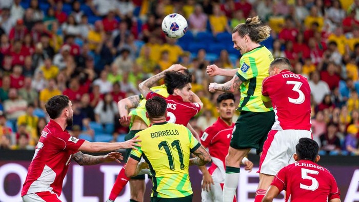Timnas Indonesia SYDNEY, AUSTRALIA - MARCH 20: Jackson Irvine of Australia heads the ball in for a goal during the round three FIFA 2026 World Cup AFC Asian Qualifier match between Australia Socceroos and Indonesia at Allianz Stadium on March 20, 2025 in Sydney, Australia. (Photo by Andy Cheung/Getty Images)