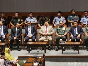 Revisi UU TNI Disahkan, Massa Bertahan di Depan Gedung DPR