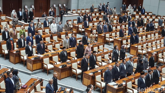 DPR RI resmi mengesahkan RUU Tentara Nasional Indonesia menjadi undang-undang. Keputusan ini diambil dalam rapat paripurna yang didatangi oleh sejumlah menteri.