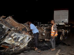 Truk Tabrak Belasan Mobil di Nigeria, 6 Orang Tewas Truk Tabrak Belasan Mobil di Nigeria, 6 Orang Tewas