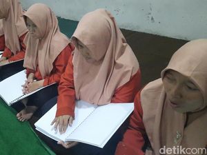 Khusyuknya Tunanetra di Kudus Mengaji Bersama Gunakan Al-Quran Braille Khusyuknya Tunanetra di Kudus Mengaji Bersama Gunakan Al-Quran Braille