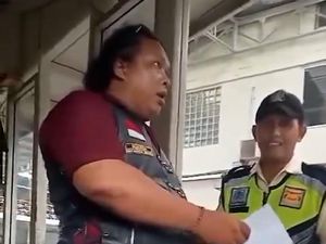 Video: Viral Preman Minta THR ke Perusahaan di Bekasi, Ngaku Jagoan Cikiwul Video: Viral Preman Minta THR ke Perusahaan di Bekasi, Ngaku Jagoan Cikiwul